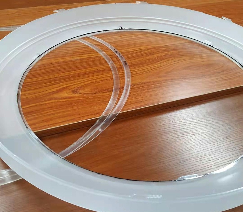 燈具是照明工具的統(tǒng)稱，包括除光源外所有用于固定和保護(hù)光源所需的全部零部件，以及與電源連接所需的線路附件。在保護(hù)環(huán)境、珍惜資源的理念深入人心的今天，燈具用什么膠粘既牢固又環(huán)保？