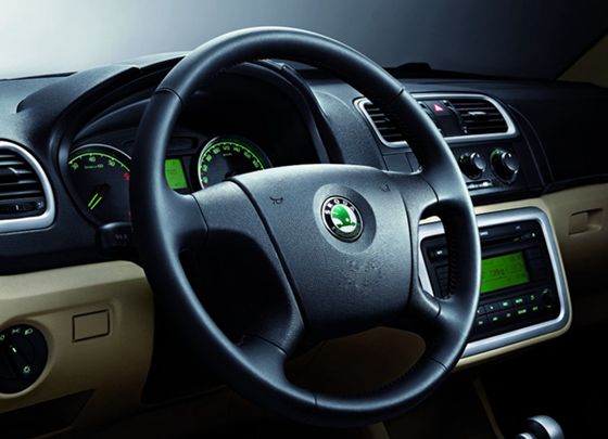 汽車方向盤膠水怎么選？選用聚力牌膠水專業(yè)技術(shù)指導解決難題